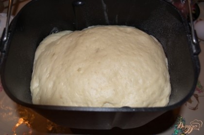 Приготовьте сами или приобретите дрожжевое сдобное тесто. Я делаю в хлебопечке.