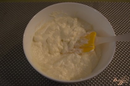 В миску для замеса теста поместите творог, кефир,  4 ст. ложки сахара.