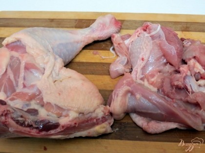 У куриных окорочков снимаем кожу и отделяем мясо от кости.