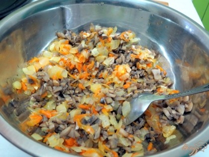 Пассеруем лук и морковь, добавляем к ним мелко нарезанные шампиньоны.Пассеруем вместе до мягкости. Солим, перчим, охлаждаем.