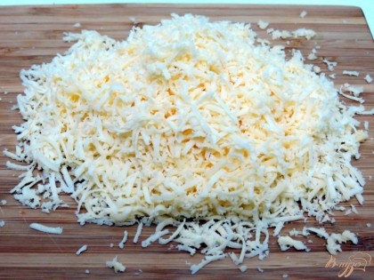 Сыр натираем на мелкой тёрке
