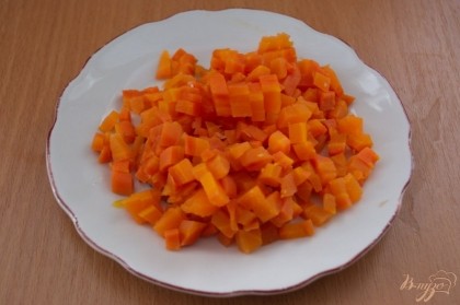 Отварную морковь очистить, нарезать кубиком.