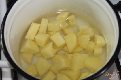 Далее отварить картофель в под соленой воде до полной готовности.