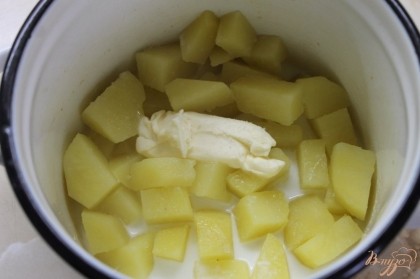 Когда картофель готова нам нужно добавить в нее теплое молоко и масло, хорошо перебить до консистенции пюре без комков.