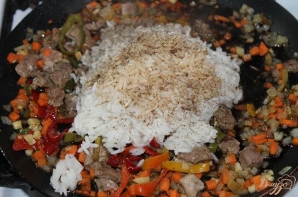 Когда овощи с курицей готовы добавляем готовый рис с соевым соусом и тушим под крышкой до полной готовности. Добавляем специи по вкусу. Солить не надо.