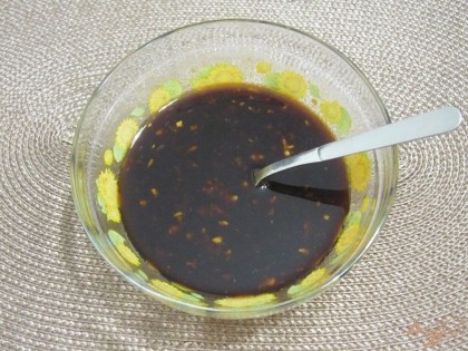 Для маринада смешать соевый соус, мед, кетчуп и чеснок, пропущенный через пресс.