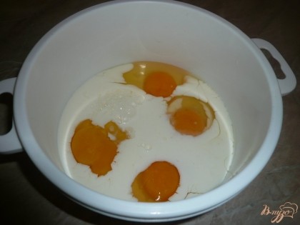 В глубокой миске соединяю яйца и молоко, добавляю щепотку соли.