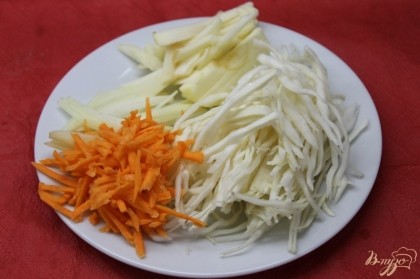 Капусту и яблоко нарезать на мелкую соломку, морковь натереть на крупную терку.