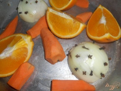 Морковь нарезаю крупными кусками, апельсин разрезаю на 4-6 частей. Половинки луковицы, нарезанные апельсин и морковь кладу на дно сковороды.