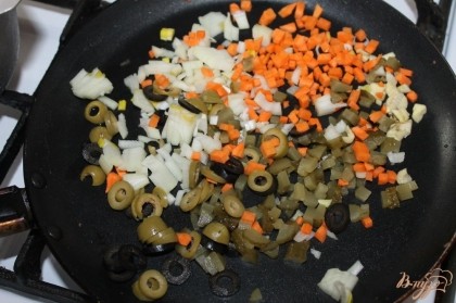 На сковороде с добавлением масла растительного нам понадобиться обжарить овощи до золотистого цвета.