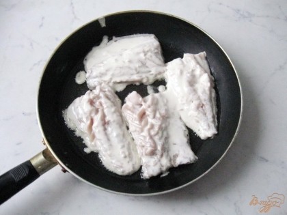 Кусочки скумбрии в тесте выложить на горячую сковороду с маслом.