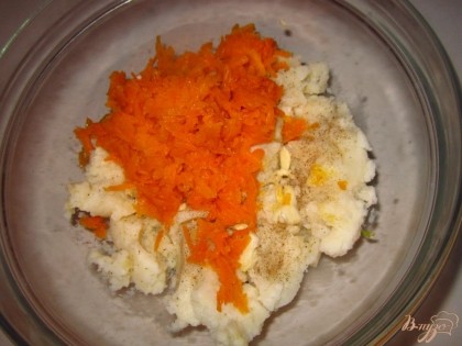 В миску с картофелем добавьте тыкву, яйцо, выдавленный чеснок, перемешайте.