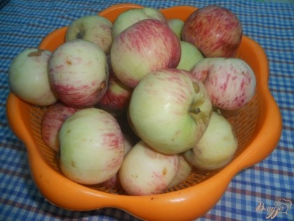 Для приготовления варенья отбираю крепкие,  не перезрелые , пусть даже несколько недозрелые яблоки. Яблоки промываю.