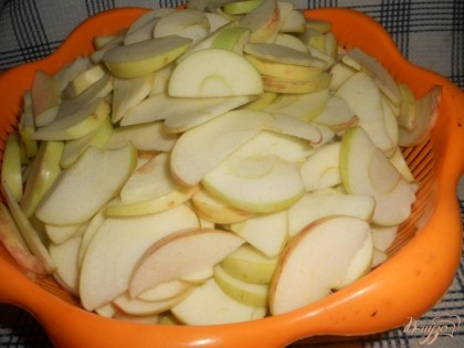 Нарезаю яблоки тонкими дольками, без сердцевинки с семечками, конечно.