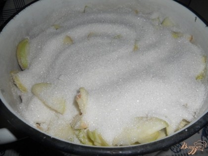 Дольки яблок укладываю в большую эмалированную кастрюлю слоями, каждый слой пересыпаю сахаром. Оставляю так на несколько часов (на ночь).