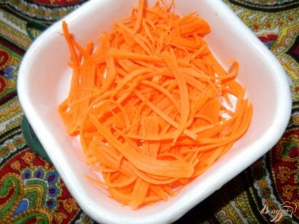 Морковь промываю, чищу, натираю на крупной терке. В данной случае использовала терку для моркови по-корейски.
