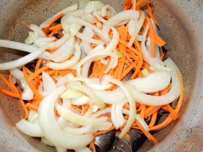 Верхним слоем должны получиться лук-морковь. Томатную пасту немного развожу водой, добавляю в кастрюлю. После этого тушу рыбу на медленном огне часа два-два с половиной. Можно делать в скороварке, это ускорит процесс.
