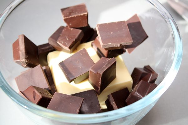 Шоколад разломайте на кусочки и сложите в миску вместе со сливочным маслом.