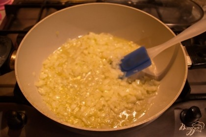 На сковороде с добавлением растительного масла обжарьте лук.