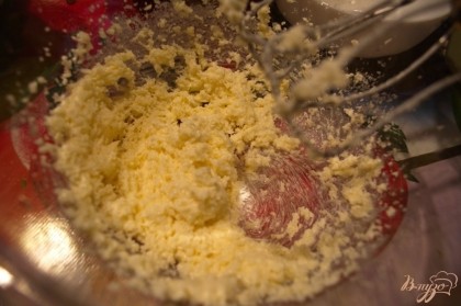 В миску поместите сливочное масло (размягченное). Добавьте сахар и взбейте.