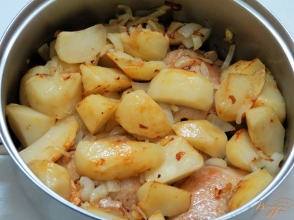Картофель и лук обжариваем и отправляем в кастрюлю к бёдрышкам.