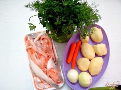 Нам понадобятся брюшки сёмги, картофель, морковь, лук, зелень, сливки.