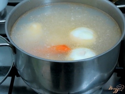 В бульон отправляем картофель, лук и морковь, не нарезая, а целиком. Варим до готовности.Лук выбрасываем, а из картофеля и моркови делаем пюре и отправляем его в суп. А также добавляем кусочки рыбы.Солим, перчим и добавляем сливки. Варим вместе минут 10.