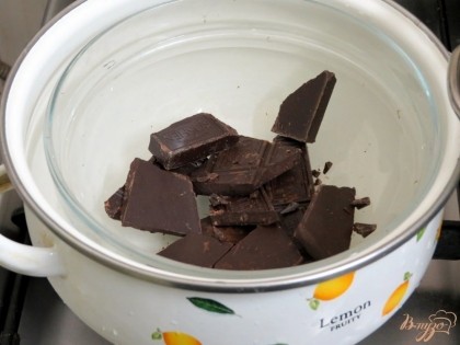 Шоколад ломаем на кусочки и ставим на водяную баню. К шоколаду добавляем сливочное масло. Когда шоколад и масло растают отставим, чтобы масса остыла до 36*.