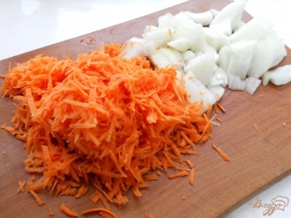 Лук порезать, морковь натереть на крупной терке.