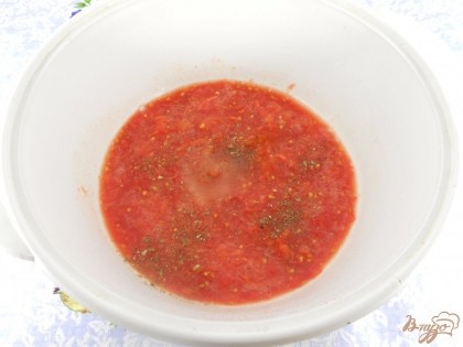 В глубокую миску перекрутить на мясорубке свежие помидоры. Добавить в томатную массу соль, перец и итальянские травы. Перемешать.