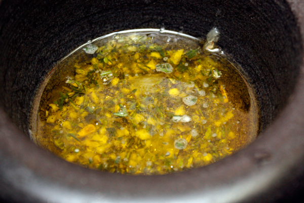 Растереть в ступке и солью, добавить лимонный сок, перец и оливковое масло.
