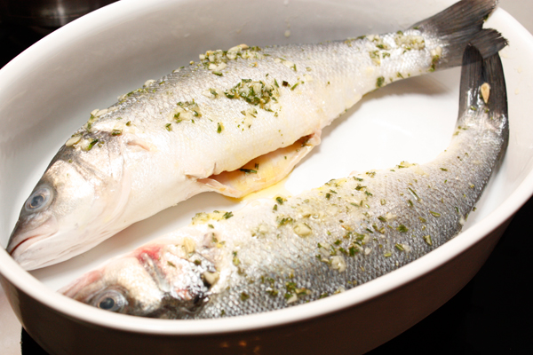 Намазать получившимся маринадом рыбу снаружи и изнутри и положить в форму для запекания.