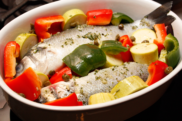 Овощи очистить, нарезать довольно крупно и выложить в форму рядом с рыбой. Добавить немного каперсов, полить маринадом и запечь в горячей духовке около 20 минут. Последние 5 минут подержать рыбу под грилем.