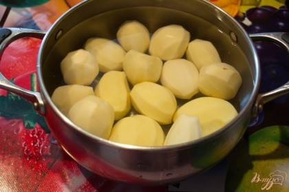 Картофель очистить от шкурки и нарезать каждый на 4 части. Залить водой  и поставить вариться без соли. Как только закипит, добавить соль по вкусу. Варить 4 минуты.