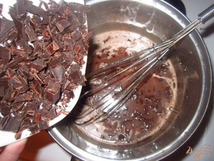 Делаем шоколадно-масленый крем. Шоколад измельчить на мелкие кусочки. В кастрюлю влейте кипяченое молоко, добавьте муку, какао, сахар, перемешайте венчиком, что бы не было комочков. Всыпьте измельченный шоколад и варите на среднем огне постоянно помешивая до загустения.