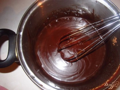 Шоколадную смесь остудить до комнатной температуры.