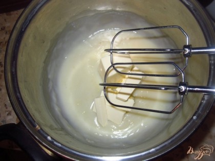Делаем масляный крем под белую мастику. В кастрюльку влейте молоко, всыпьте сахар и добавьте муку, мешайте и варите до загустения. Охладить до комнатной температуры.