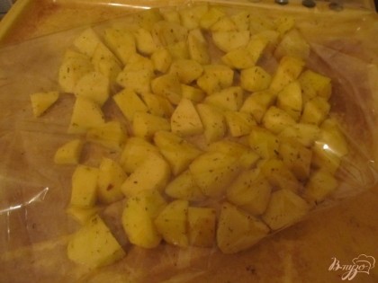 Отрезаем рукав для запекания нужной длины, выкладываем картофель в один слой.