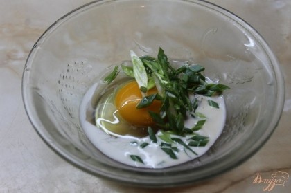 Нам понадобиться сделать тесто для омлета: соединяем яйцо куриное с молоком, соевым соусом и зеленым луком все взбиваем венчиком до однородной массы.