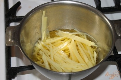 В сотейнике с растительным маслом обжариваем картофель до полной готовности.