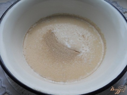 Растворить дрожжи в теплом молоке, добавить 1 ст.л. муки и сахар. Перемешать и оставить смесь в теплом месте на 30 минут.