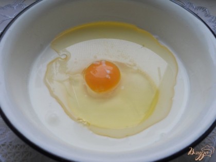 В другой посуде перемешать кефир, яйцо, соль и растительное масло.