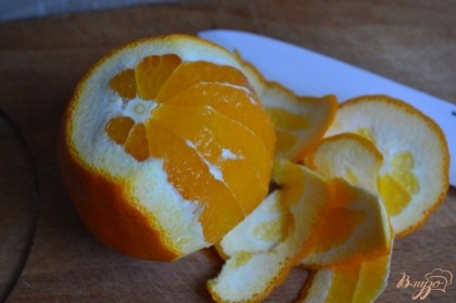 С апельсина срезать кожуру и вырезать дольки.Затем дольки порезать на мелкие кусочки.