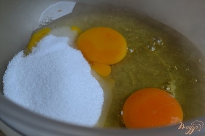 Яйца, сахар и соль хорошо перемешать .