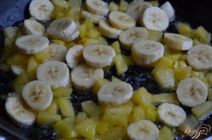 На сковороде с растительным и сливочным маслом и  сахаром потушить кусочки яблокв течении 8 минут под закрытой крышкой. Затем добавить кусочки банана.Подержать на огне еще 2 минуты.