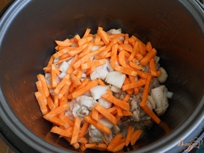 Посыпать курицу перцем, добавить порезанный лук и морковь. Готовить на том же режиме еще 10 минут.