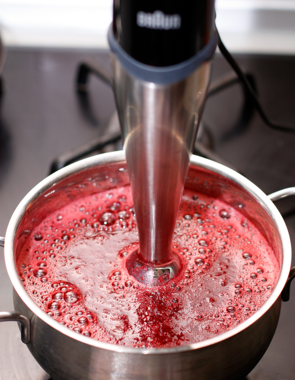 С помощью блендера превратить ягоды в однородное пюре.