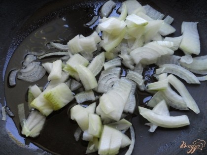 Влить в сковороду растительное масло, добавить порезанный репчатый лук. Обжарить до мягкости лука.