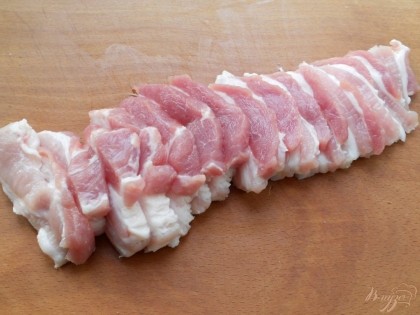 Грудинку свиную помыть, обсушить и порезать поперек кусочками толщиной около 0,5 см.