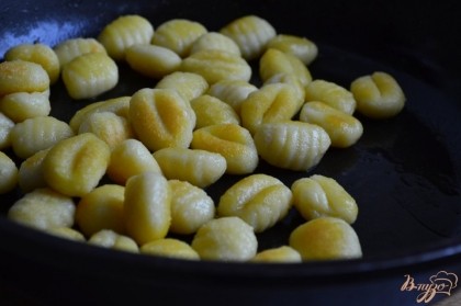 В сковороде на оливковом масле обжарить готовые ньокки до золотистой корочки  и переложить на тарелочку.